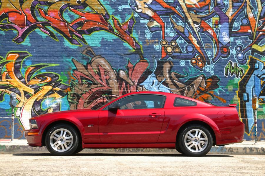 Ford Mustang GT 2005 года  (фото 112 из 209)